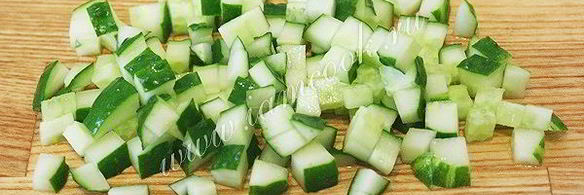 холодный зеленый борщ с огурцами