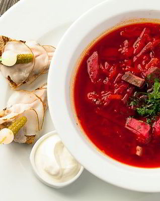 Украинский борщ с говядиной и копченым салом