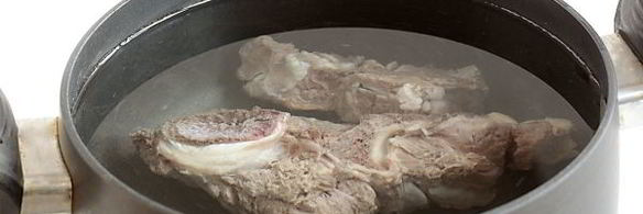 зеленый борщ с мясом