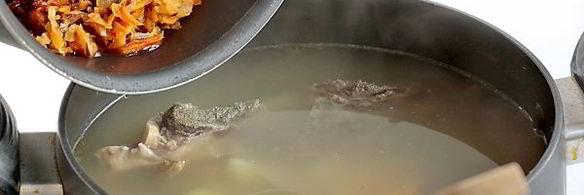 зеленый борщ с мясом