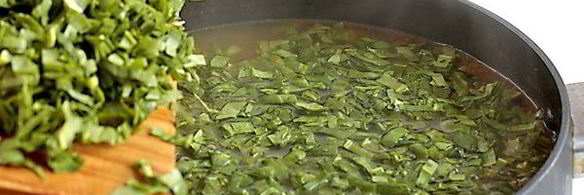 зеленый борщ с мясом