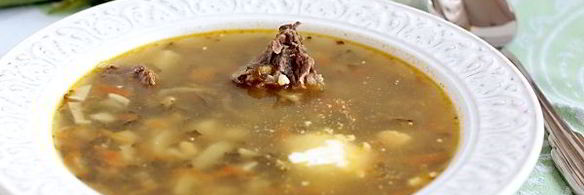 зеленый борщ с мясом