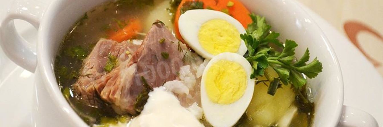 Зеленый борщ с щавелем и перепелиными яйцами