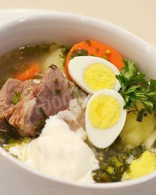 Зеленый борщ с щавелем и перепелиными яйцами