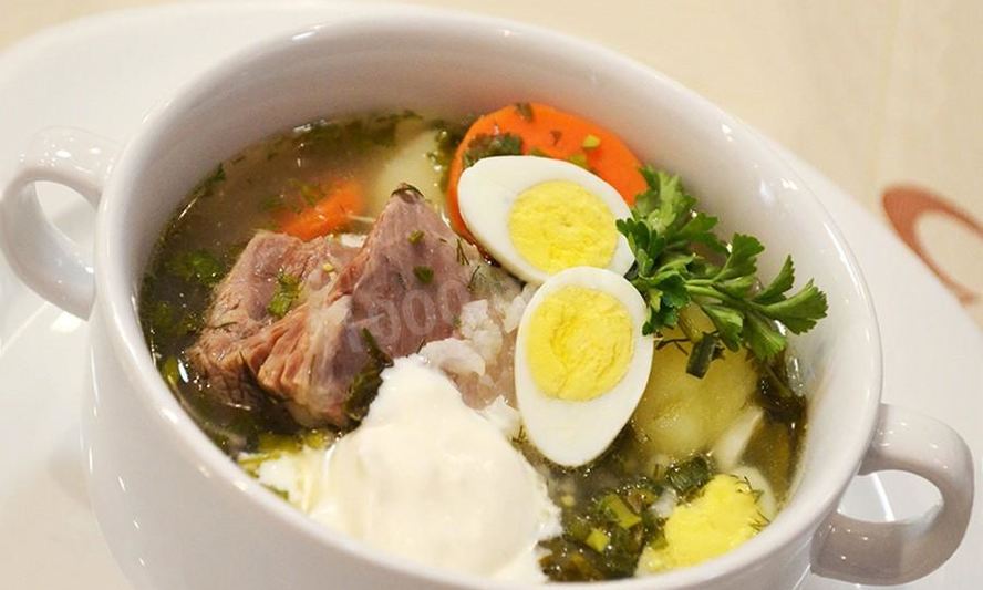 Рецепт зеленого борща с щавелем и перепелиными яйцами