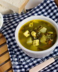 Зеленый борщ со щавелем и адыгейским сыром