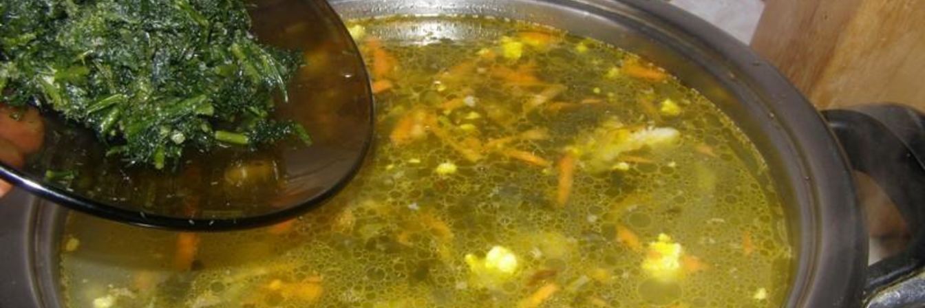 Зеленый борщ со щавелем и яйцом