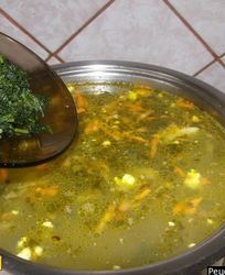 Зеленый борщ со щавелем и яйцом
