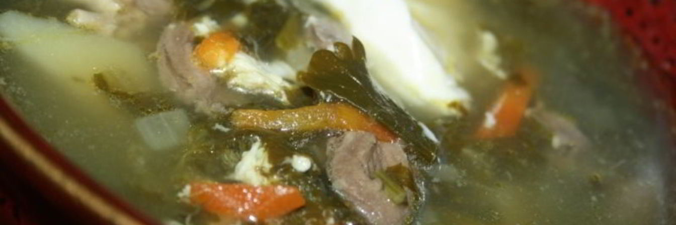 Зеленый борщ со щавелем на куриных сердечках