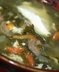 Зеленый борщ со щавелем на куриных сердечках