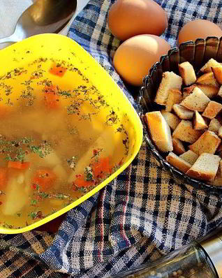 Куриный бульон с яйцом, морковью и сухариками