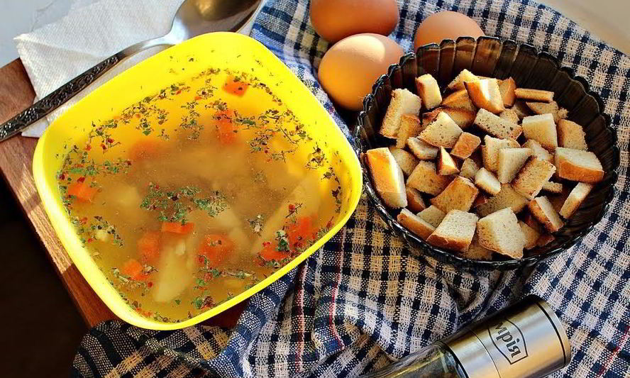Рецепт куриного бульона с яйцом, морковью и сухариками