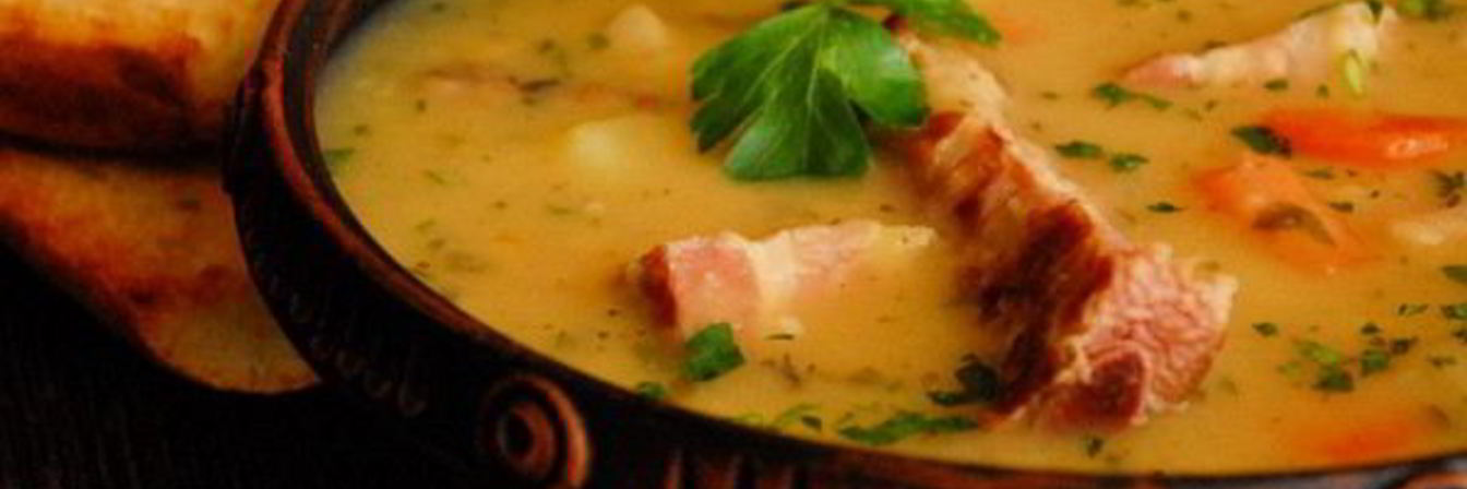 Ароматный гороховый суп с ребрышками и грудинкой