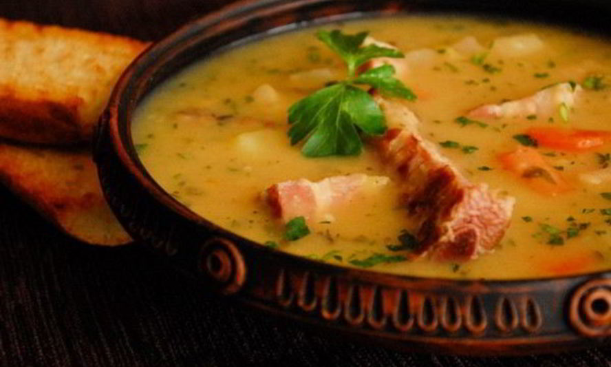 Рецепт ароматного горохового супа с ребрышками и грудинкой