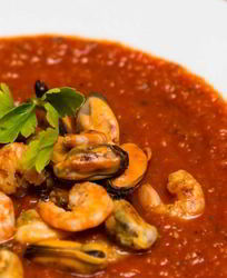 Итальянский томатный суп с морепродуктами