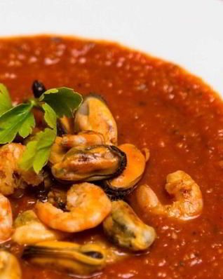 Итальянский томатный суп с морепродуктами