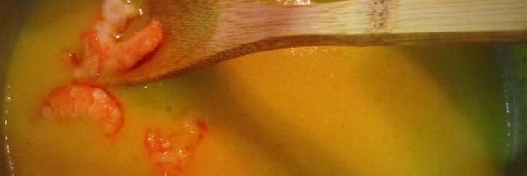 картофельный крем-суп с креветками и имбирем