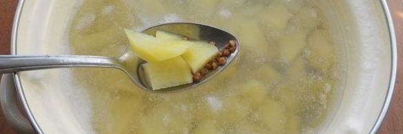 картофельный суп с гречкой и сардельками