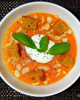 Хрустящий суп из тыквы с сухариками