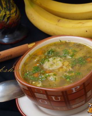 Кубинский суп с курицей, рисом и бананами