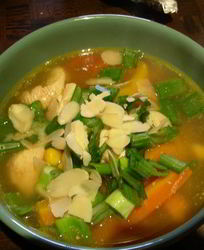 Куриный суп с перцем и миндалем