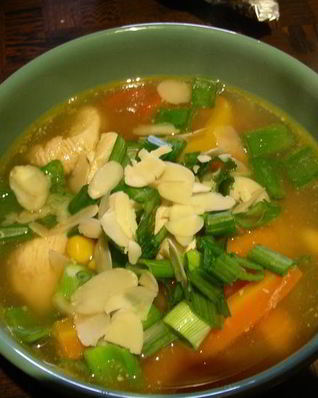 Куриный суп с перцем и миндалем