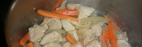 куриный суп с перцем и миндалем