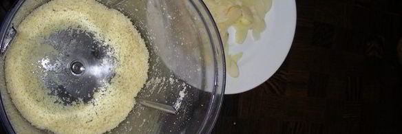 куриный суп с перцем и миндалем