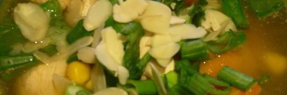 куриный суп с перцем и миндалем