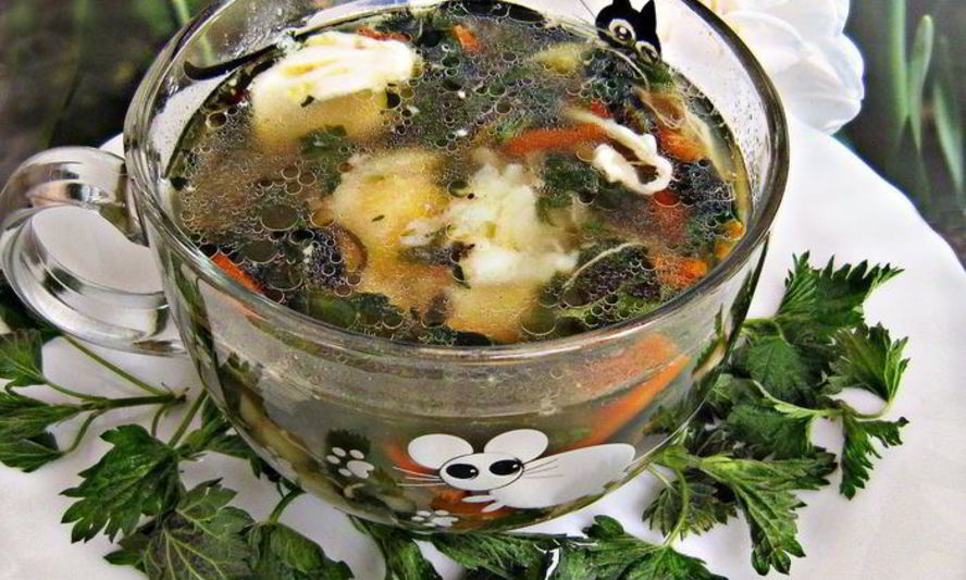 Рецепт летнего супчика из крапивы с яйцом-пашот