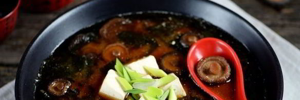 мисо суп с водорослями вакаме и тофу