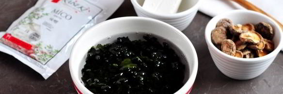 мисо суп с водорослями вакаме и тофу