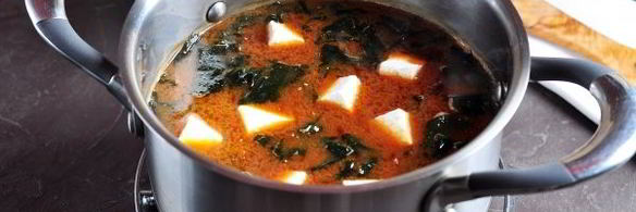 мисо суп с водорослями вакаме и тофу