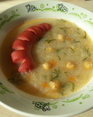 Нутовый суп с запеченной сосиской