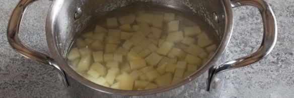 окрошка на квасе с полукопченой колбасой