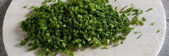 окрошка на квасе с полукопченой колбасой