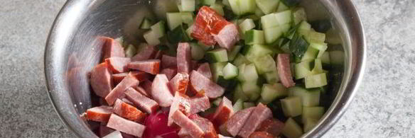 окрошка на квасе с полукопченой колбасой