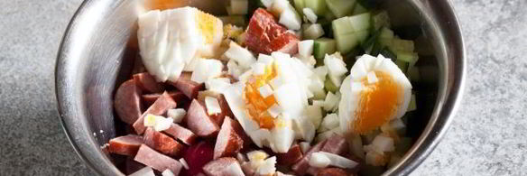 окрошка на квасе с полукопченой колбасой