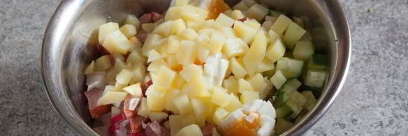 окрошка на квасе с полукопченой колбасой