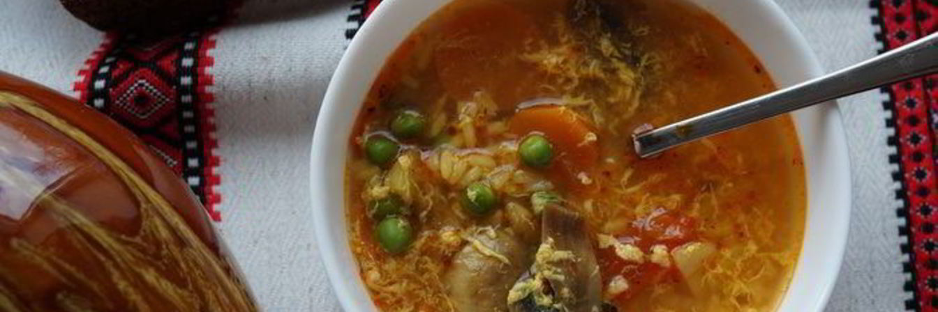 Острый суп с рисом и зеленым горошком