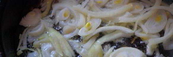 острый суп с рисом и зеленым горошком