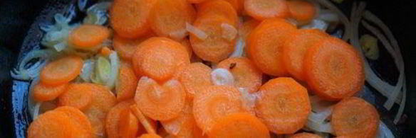 острый суп с рисом и зеленым горошком