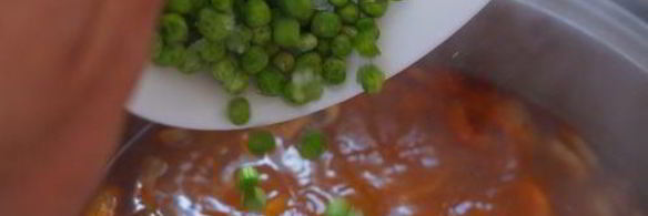 острый суп с рисом и зеленым горошком