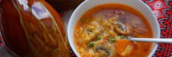 острый суп с рисом и зеленым горошком