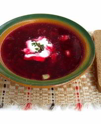 Пасхальный свекольный суп со сливочным хреном