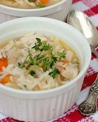 Простой куриный суп с сельдереем и рисом