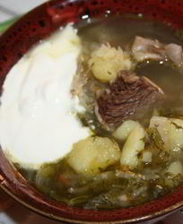 Щи с квашеной капустой на говяжьих ребрышках в чугунке