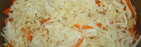 щи с квашеной капустой на говяжьих ребрышках в чугунке