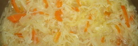 щи с квашеной капустой на говяжьих ребрышках в чугунке