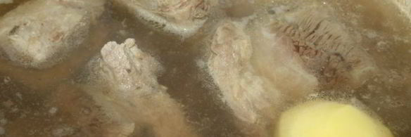 щи с квашеной капустой на говяжьих ребрышках в чугунке